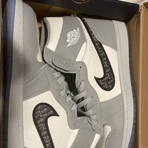 Jordan 1 Diors size 10.5 color grey , white , black